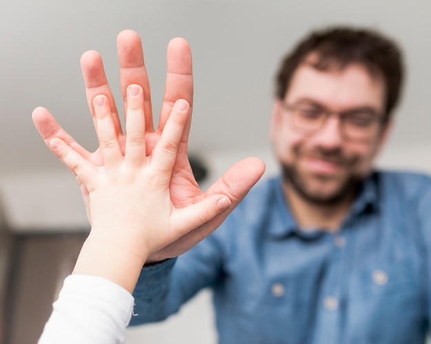 Photo father celebrating fathers day with his daughter