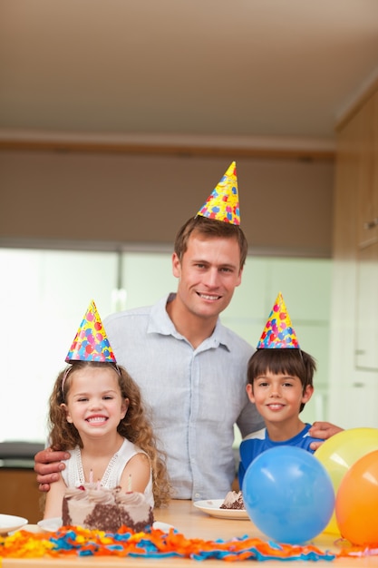 Photo father celebrating with his kids