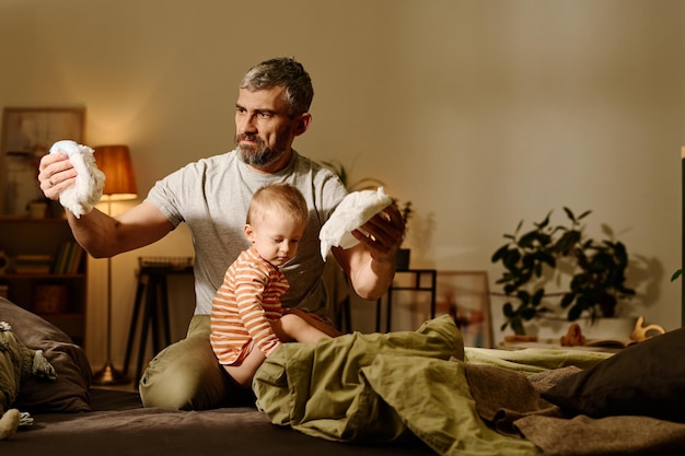 写真 赤ちゃんの息子の尿布を変える父親