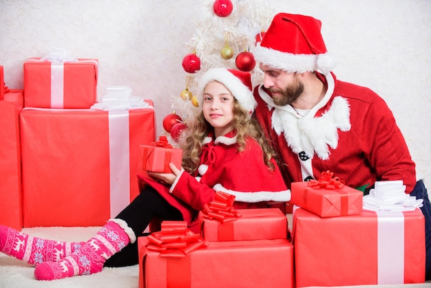 아버지 크리스마스 개념 가족 크리스마스 축하 전통 딸과 함께 산타 의상을 입은 아빠 귀여운 아이가 함께 크리스마스를 축하합니다 목가적인 순간 행복한 어린 시절 크리스마스 가족 휴가