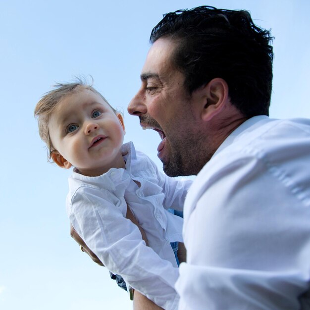 Photo father and daughter against sky