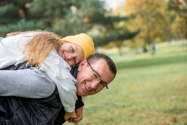 Foto padre e figlia nella sosta di autunno