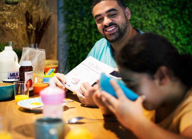 Photo father and daughter at the dining table