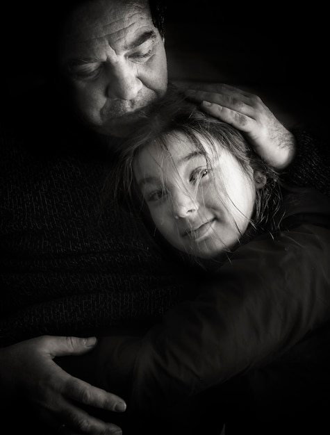 Foto padre e figlia che si abbracciano