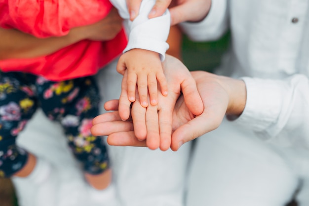 Foto mani di padre e figlia