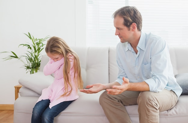 Padre e figlia che hanno una discussione