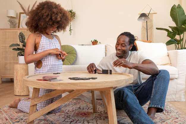 Photo father and daughter having fun at home