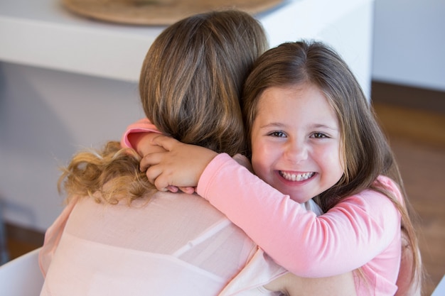 Photo father and daughter hugging