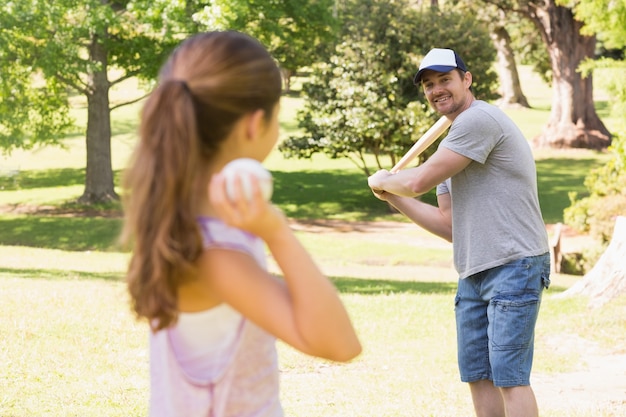 Отец и дочь играют в бейсбол