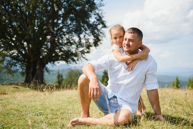 Padre e figlia che si rilassano nella natura