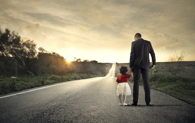 Photo father and daughter on the road