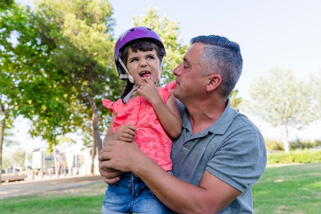 Photo father and daughter spending time together outdoors in a park