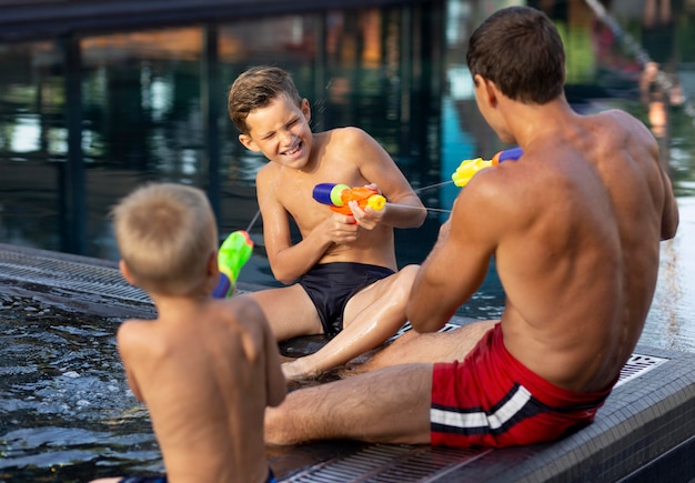 Photo father enjoying a day with his kids at the swimming pool