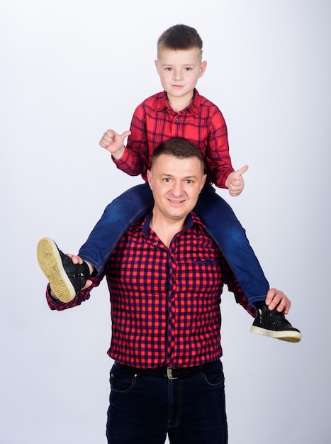 Foto padre esempio di nobile umano padre figlio piccolo camicie rosse famiglia look vestito migliori amici per sempre papà cavalcare adorabile bambino divertirsi felicità essere padre del ragazzo festa del papà