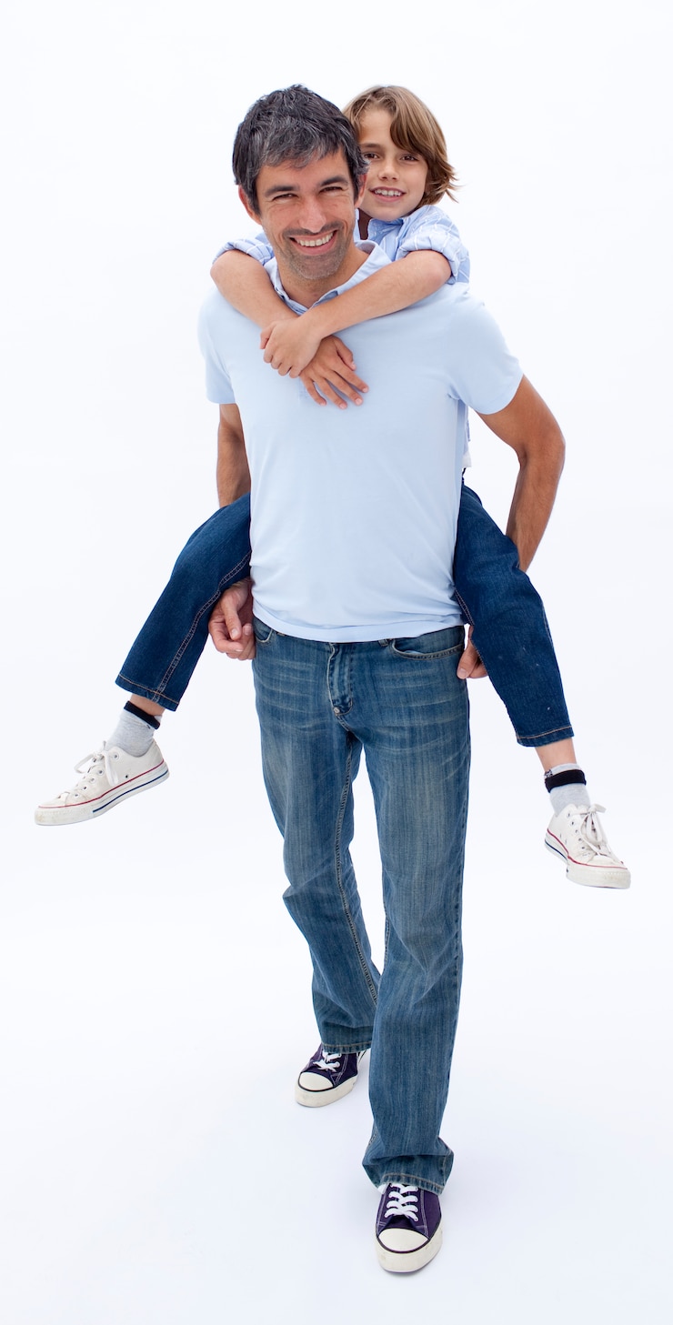Photo father giving son piggyback ride