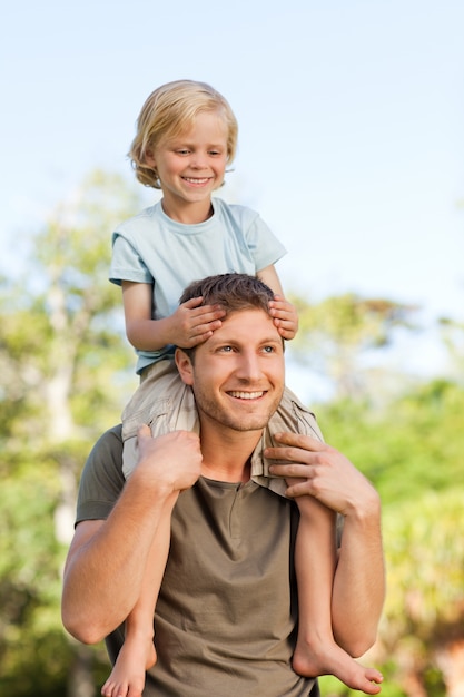 Photo father giving son a piggyback