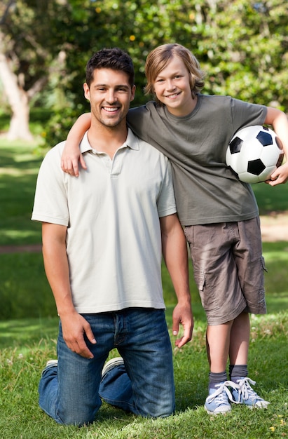 Padre e suo figlio nel parco