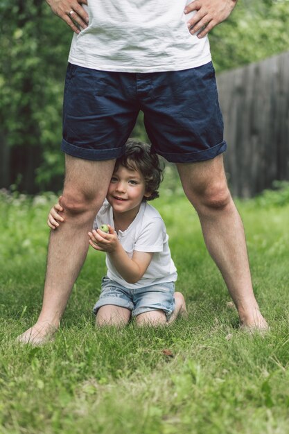 父と彼の息子は屋外で遊んで抱き締めます