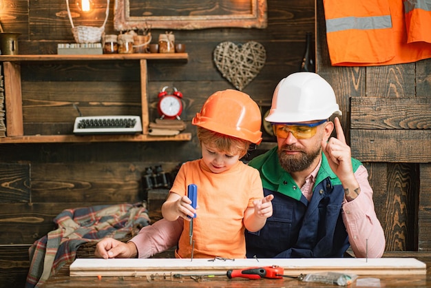 Padre e figlio lavorano insieme in un laboratorio di legno sviluppo precoce crescita del bambino