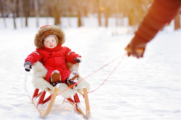 Отец и его малыш сын весело в зимнем парке. Игры со свежим снегом