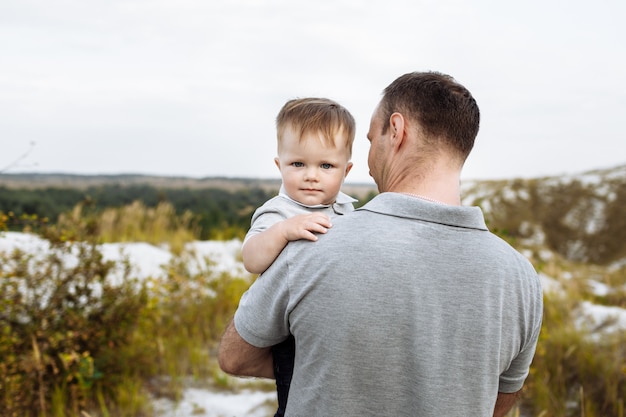 彼の手で男の子の赤ちゃんを持つ父親