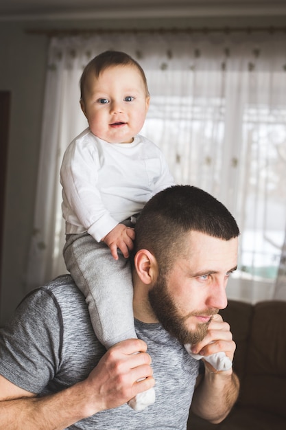 Foto un padre che tiene suo figlio