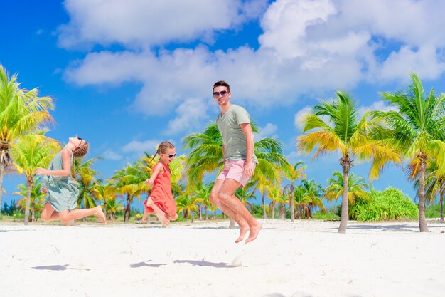 Padre e bambini che godono le vacanze estive della spiaggia