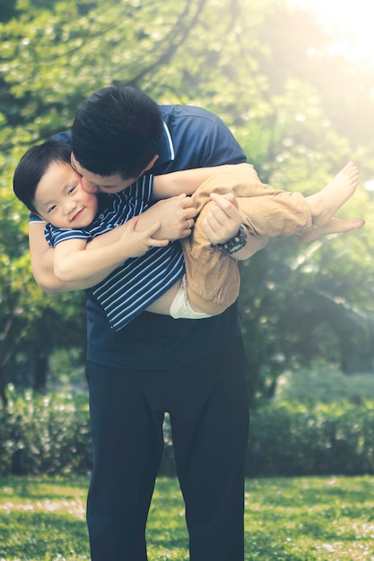 사진 아버지는 공원에서 아들에게 키스한다