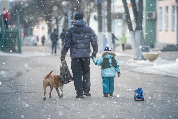 Отец и маленький ребенок на улице зимой