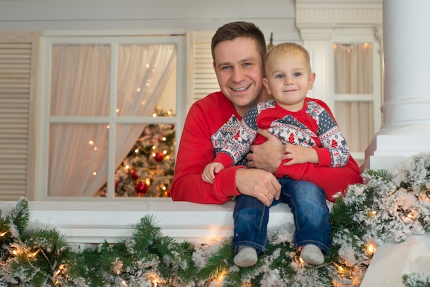 Photo father and little son together at christmas