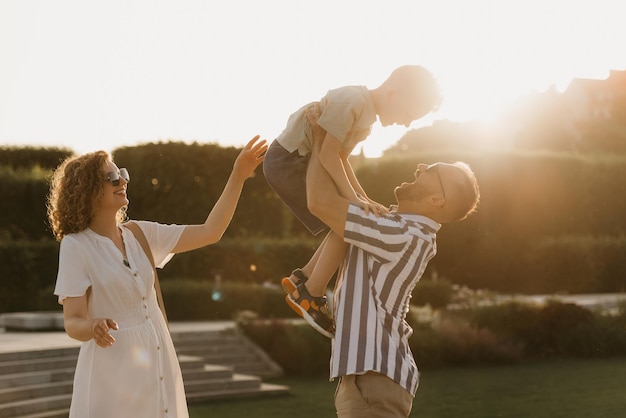 写真 父母と息子は古いヨーロッパの町で楽しんでいます幸せな家族