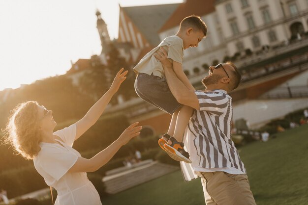 写真 父母と息子は古いヨーロッパの町で楽しんでいます幸せな家族