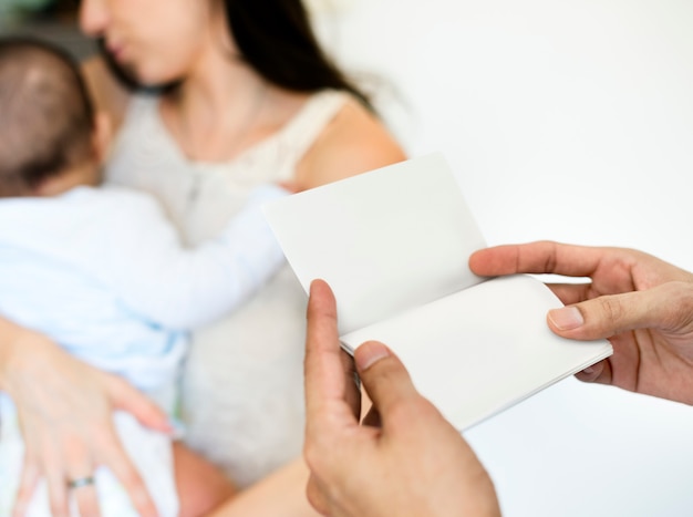 Padre e madre si stanno prendendo cura del loro bambino.