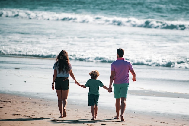 여름 몰디브 해변에 있는 아버지 어머니와 아이는 친절한 가족이라는 일몰 시간 개념으로