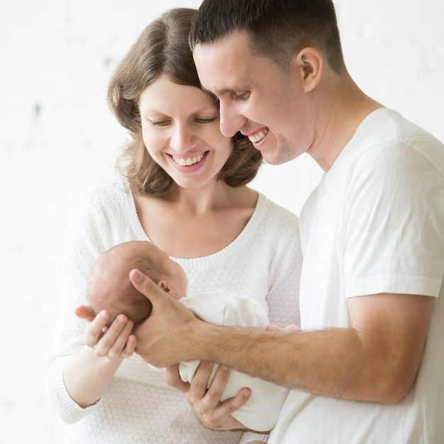 Photo father and mother with a baby in arms