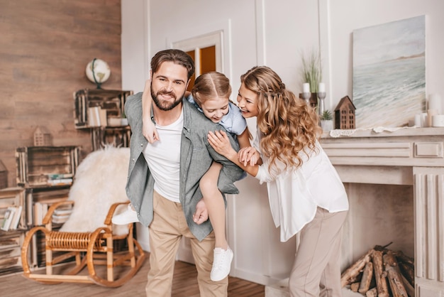 Padre che accompagna la figlia felice. famiglia che si diverte a casa