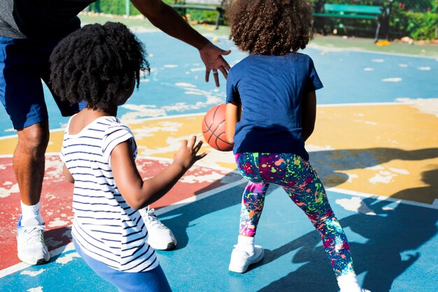 Photo father playing basketball with his child