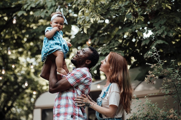 Photo father playing with daughter outdoors