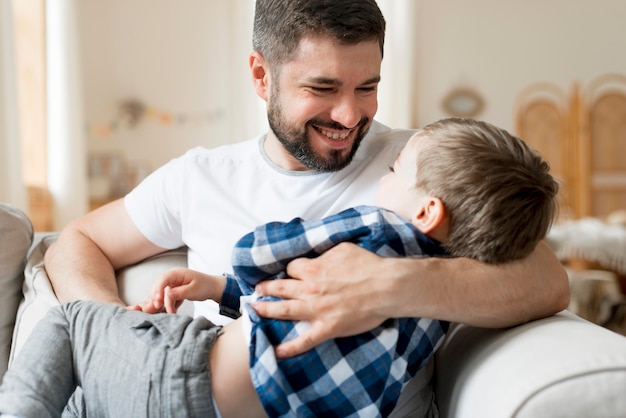 写真 父親が息子と遊んで幸せになる