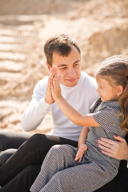 Foto un padre gioca con sua figlia nella natura 3354