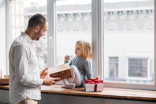 Photo father present to his little daughter gift box