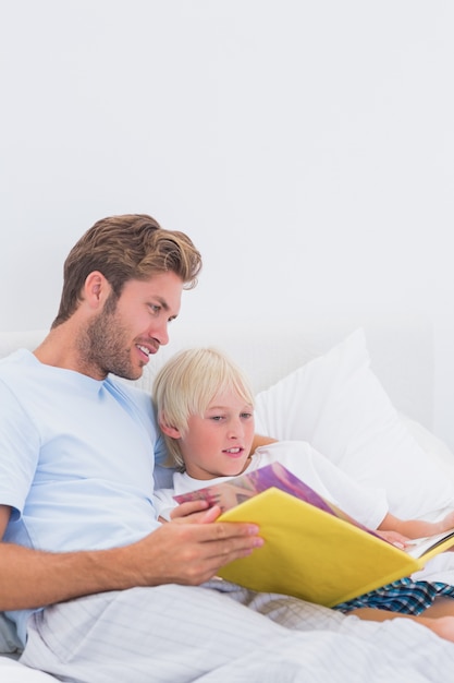 Photo father reading a story to his cute son