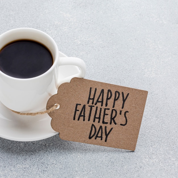 Foto disposizione di festa del papà con la tazza di caffè