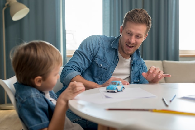 Festa del papà papà e figlio che giocano con un giocattolo auto