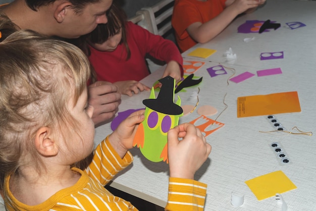 Foto il padre e i fratelli si stanno preparando per la festa di halloween facendo decorazioni