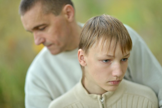 Photo father and son in autumn