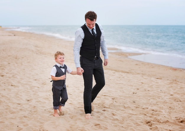 Padre e figlio a un matrimonio sulla spiaggia