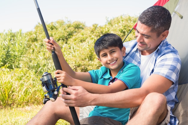 Padre e figlio al lato della tenda