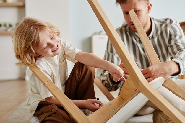 父と息子が一緒に家具を作る