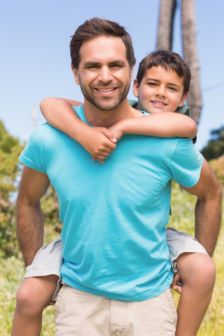 Photo father and son in the countryside